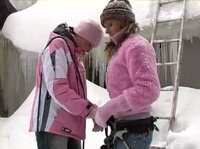 Две девчонки на снегу забавляются