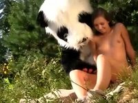 Плененную девушку панда поимеет на природе