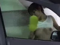 На японской автомойке студентка сиськами моет окна тачек