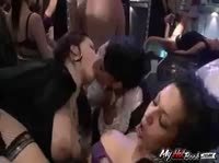 На вечеринке полно секса и разврата
